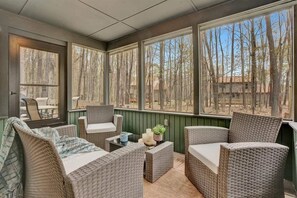 Terrace/patio - Evergreen Lodge | Hot Tub | Wi-Fi | Fireplace (Clifton)