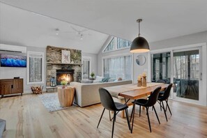 Dining - Evergreen Lodge | Hot Tub | Wi-Fi | Fireplace (Clifton)