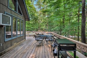 Outdoor dining - Lakeview Chalet | Arcade | Fire Pit | Lake Access (Gouldsboro)