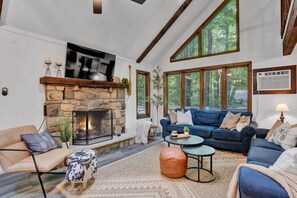 TV, video games - Lakeview Chalet | Arcade | Fire Pit | Lake Access (Gouldsboro)