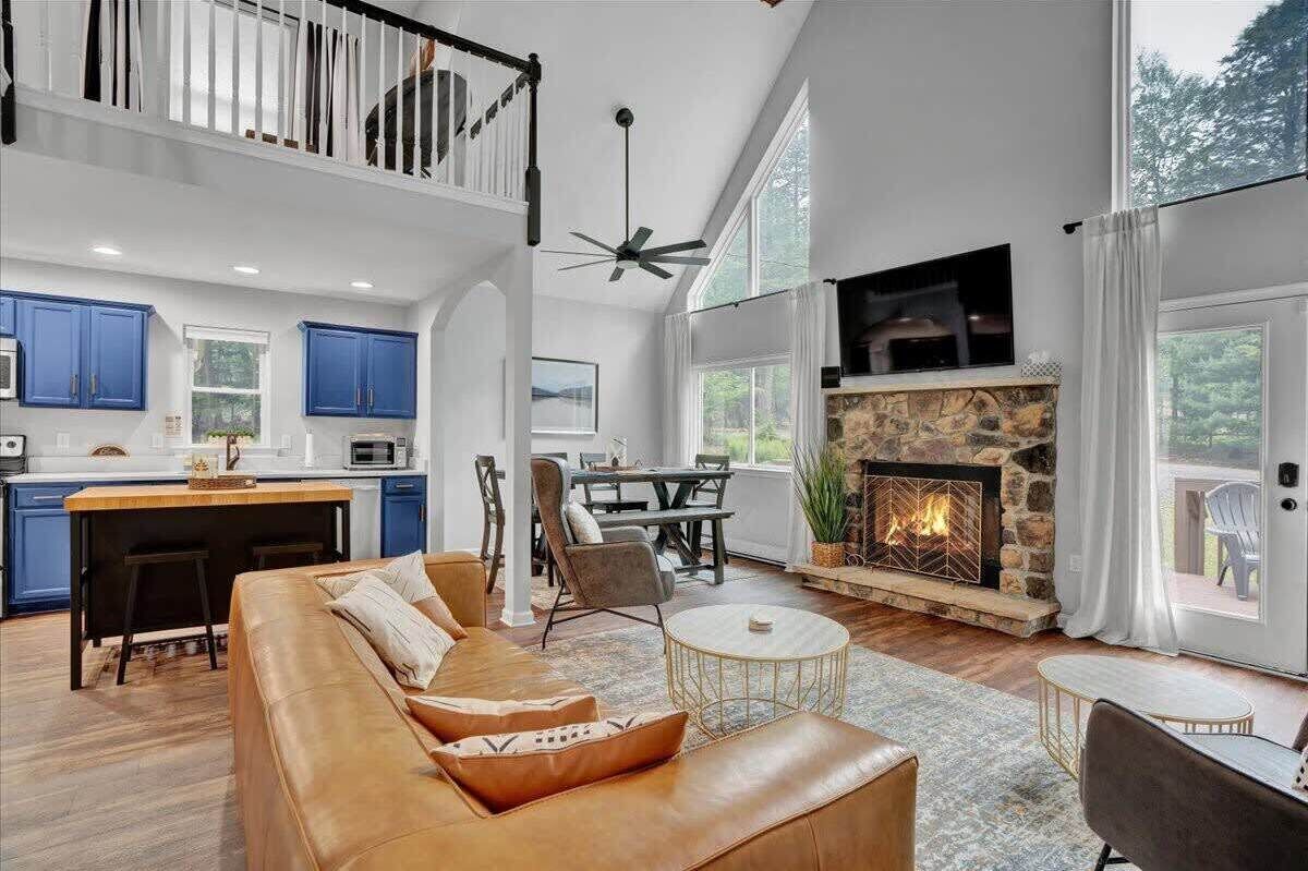 Longfellow Lodge | Lake Access | Vaulted Ceilings
