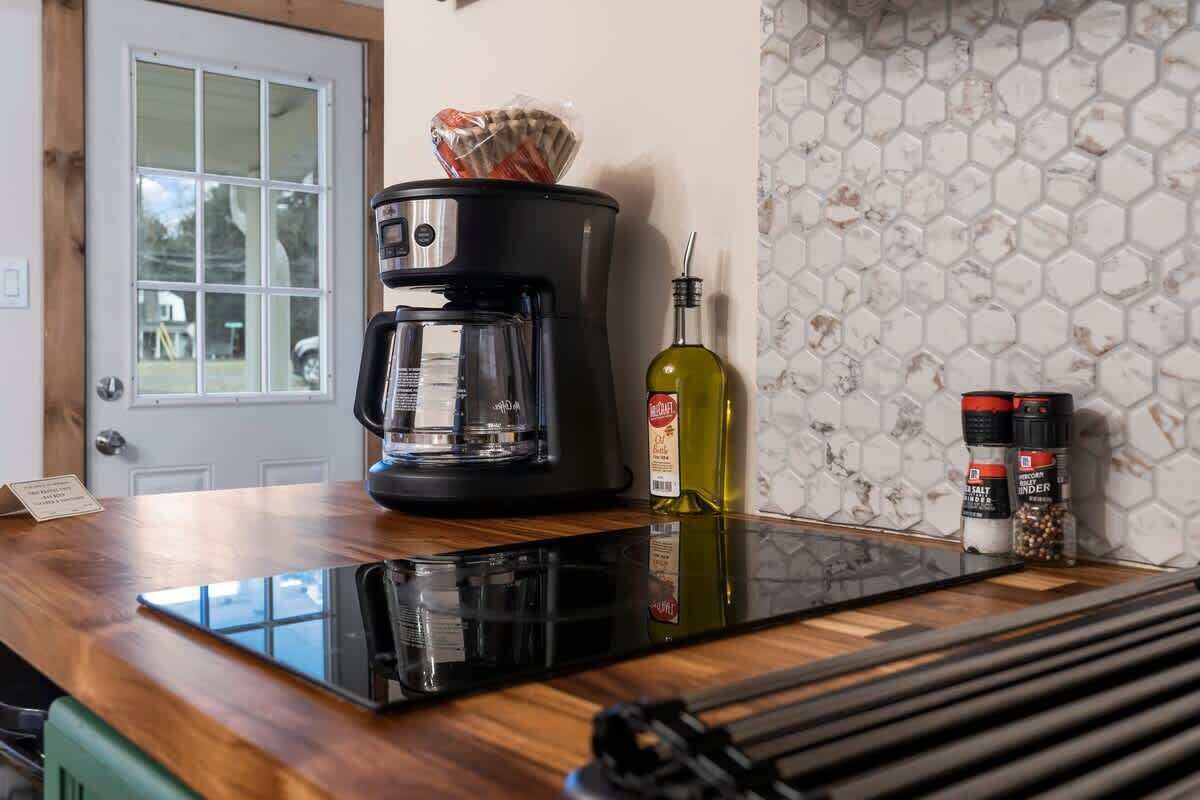 Kjøleskap, mikrobølgeovn, kokeplater og kaffetrakter/tekoker