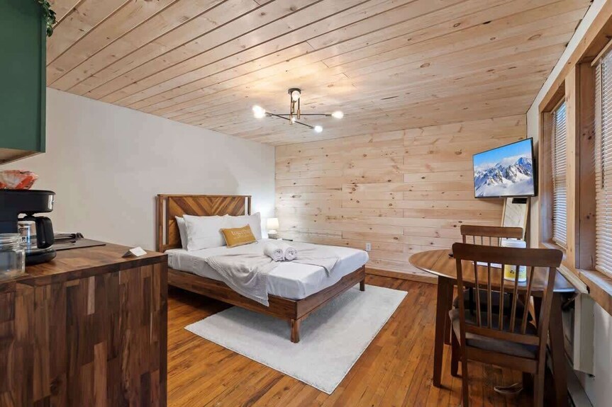 Modern Cozy Pocono Cabin | Pickleball | Firepits - Pennsylvania