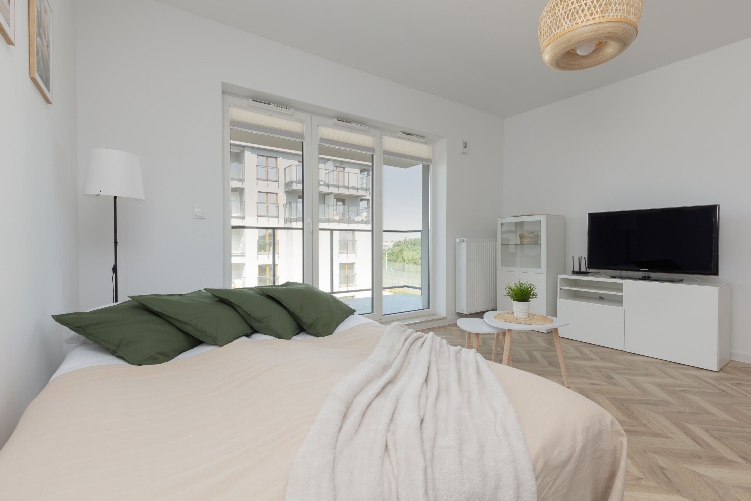 Tabla de planchar con plancha, wifi y ropa de cama 