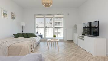 Tabla de planchar con plancha, wifi y ropa de cama