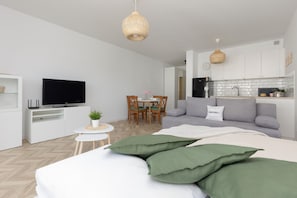 Iron/ironing board, WiFi, bed sheets - Sunny Studio in Warsaw | Balcony and Private Parking (Warszawa)