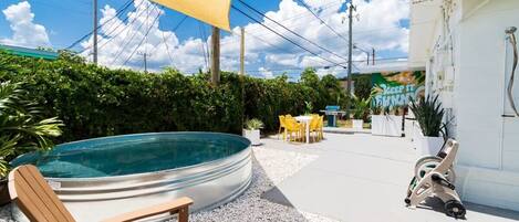 Banyera d'hidromassatge a l'aire lliure