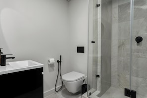 Grand Studio | Bathroom | Shower, hair dryer, towels