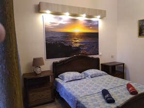4 bedrooms, iron/ironing board, WiFi, bed sheets