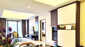 Een moderne woonkamer met een eethoek, een flatscreen-tv, een bank en een salontafel.