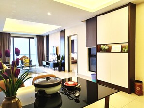 Appartement Signature | Aire de séjour | Téléviseur à écran plat de 50 po avec télévision par câble