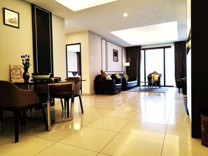 시그니처 아파트 | 거실 공간 | 케이블 채널 시청이 가능한 50인치 평면 TV