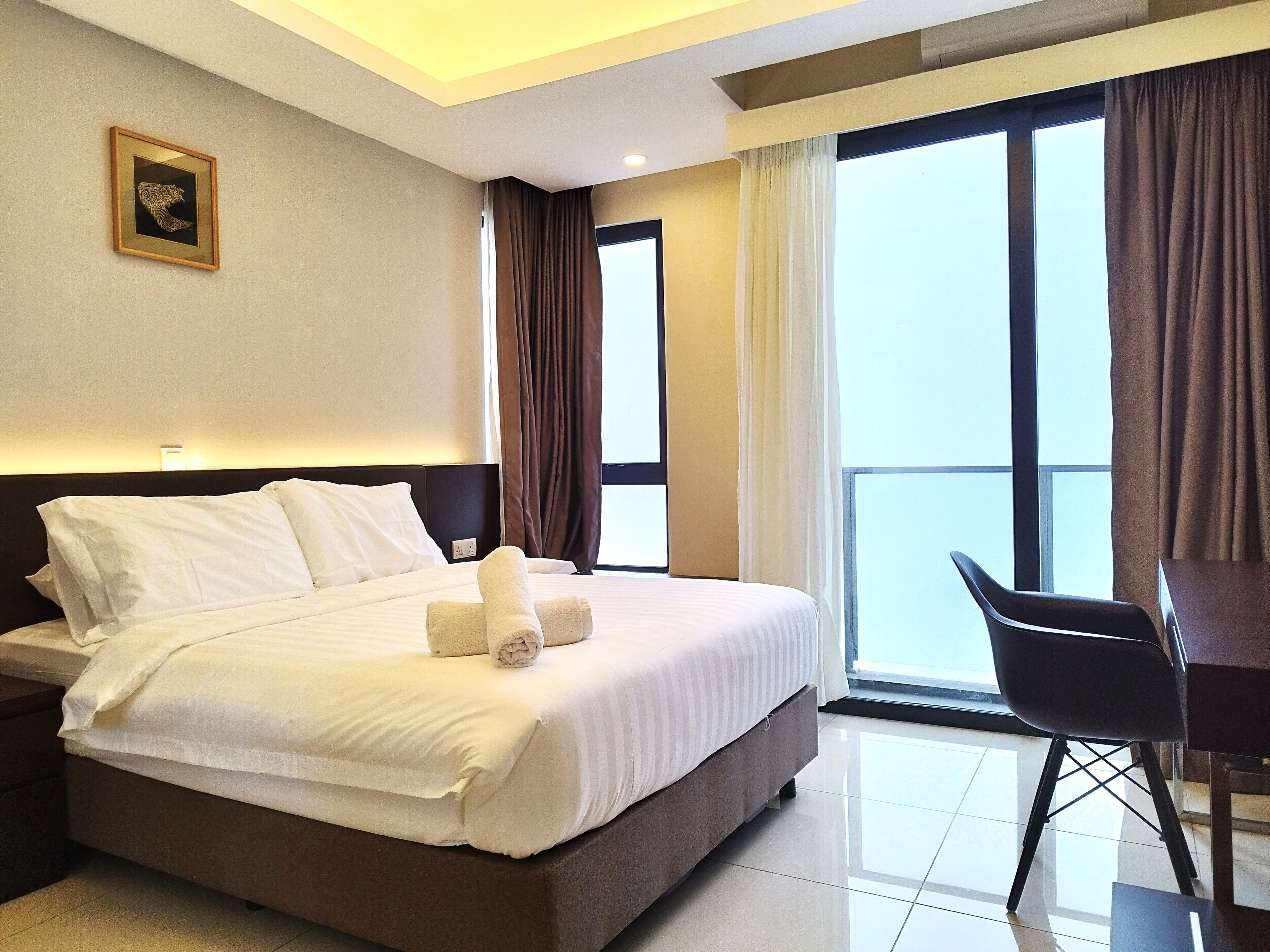 Signature Apartment | 3 bedrooms, in-room safe, desk, soundproofing