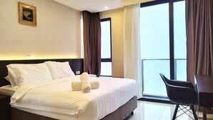 Een hotelkamer met een groot bed, een bureau en een stoel.