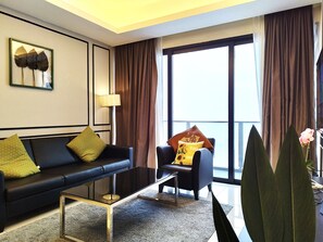 시그니처 아파트 | 거실 공간 | 케이블 채널 시청이 가 능한 50인치 평면 TV