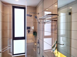 Signature-Apartment | Badezimmer | Dusche, Regendusche, kostenlose Toilettenartikel, Haartrockner