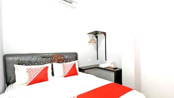 Kamar Double Standar | Meja kerja, ruang kerja ramah laptop, Wi-Fi gratis, dan seprai linen