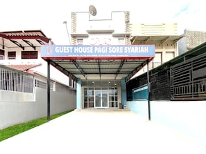 Front of property - Hotel O Guesthouse Pagi Sore Syariah (Padang)