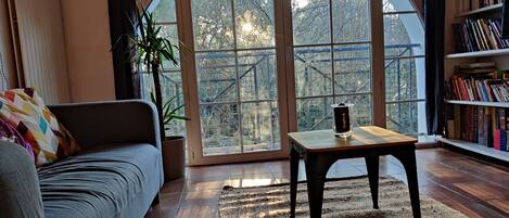 Smart TV, fireplace, ping pong, books