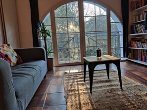 Smart TV, fireplace, ping pong, books