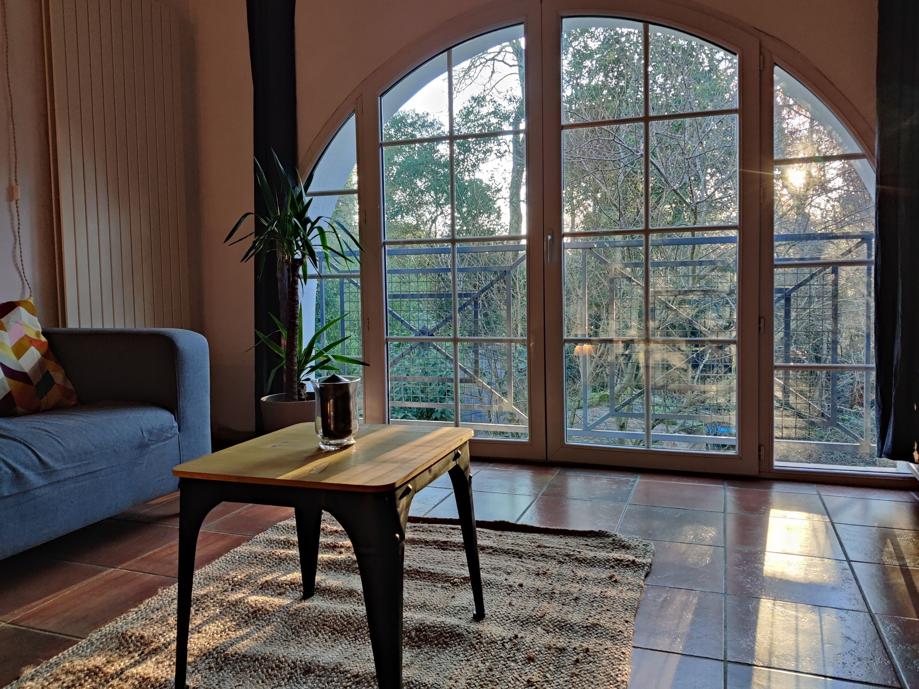 Smart TV, fireplace, ping pong, books