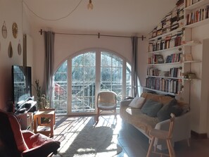TV connectée, cheminée, table de tennis de table, livres