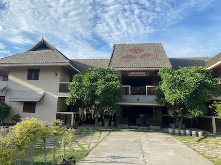 Fachada de la propiedad. KumJawJomKaew