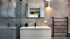 Badewanne, Haartrockner, Handtücher