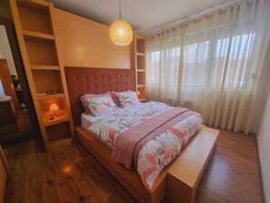 3 bedrooms, desk, iron/ironing board, travel crib