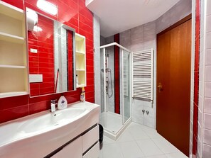 Shower, hair dryer, bidet, towels - Grand Central Apartment LTH  (Tiranë)