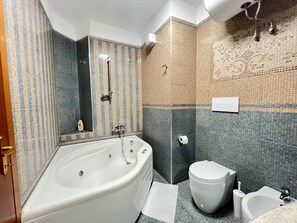 Dusche, Haartrockner, Bidet, Handtücher