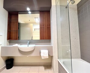 Apartamento família | Banheiro | Banheira e chuveiro separados, toalhas de banho, papel higiênico 