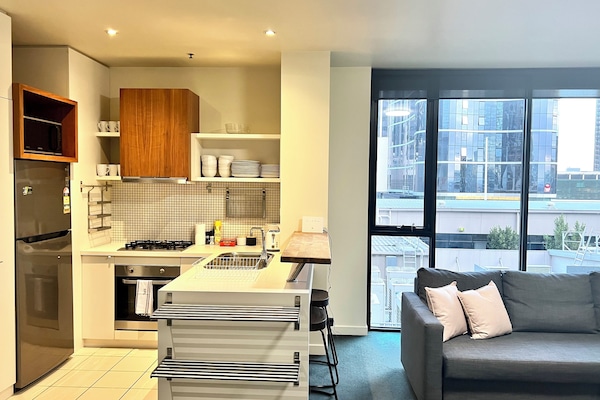 Family Apartment | Dapur peribadi | Peti sejuk/penyejuk beku saiz penuh, ketuhar gelombang mikro, ketuhar