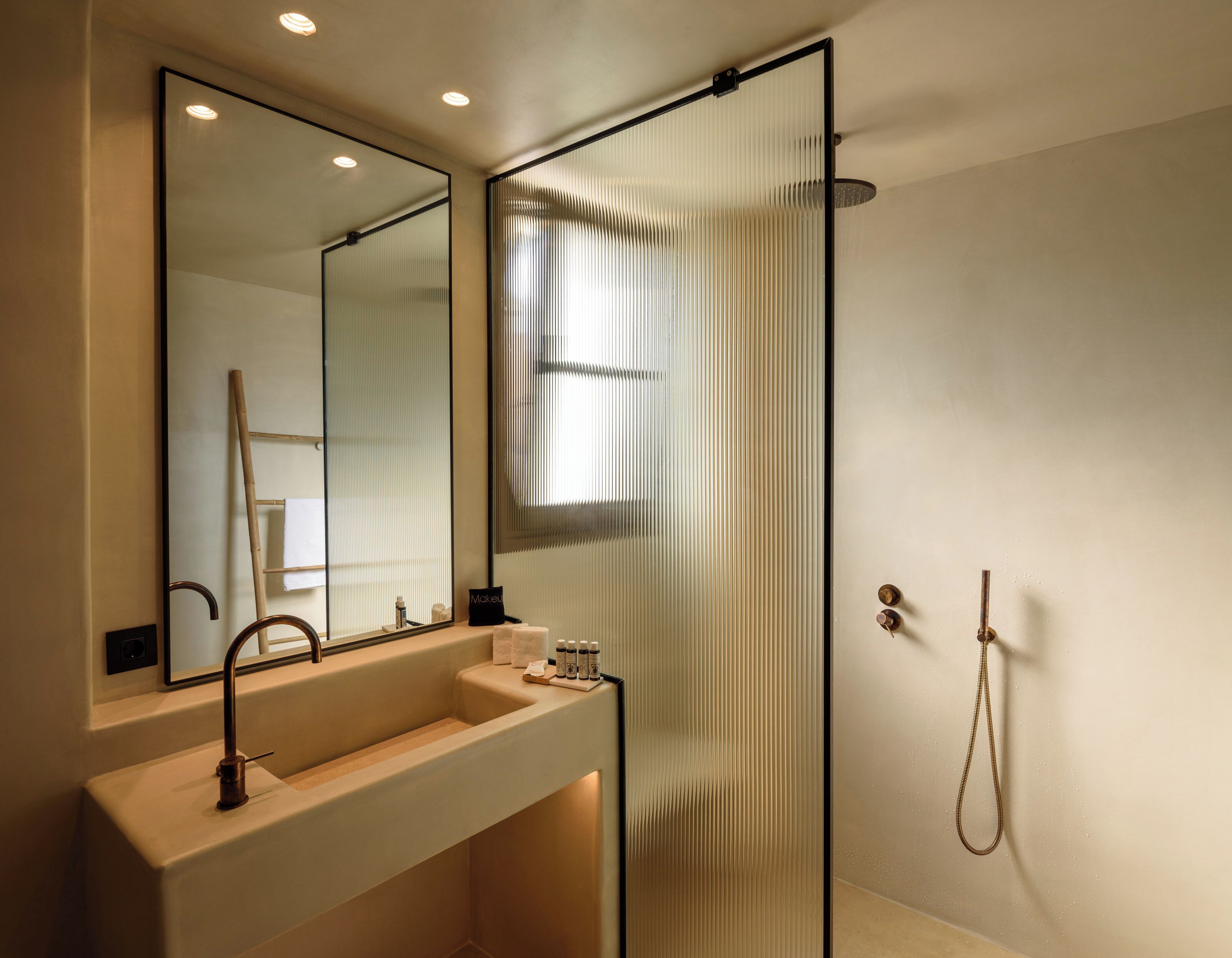 Un baño moderno con un espejo grande, un lavabo y una ducha.