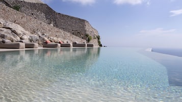 Una piscina al aire libre de temporada (de 10:30 a 20:00), sombrillas