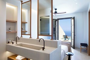 Executive villa, 3 slaapkamers, privézwembad, uitzicht op zee | Badkamer | Pantoffels