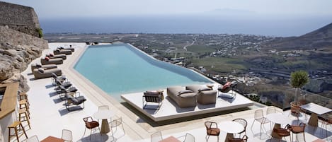 Piscina externa sazonal, funciona das 10h30 às 20h, guarda-sóis