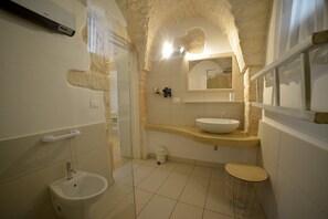 Dusche, Haartrockner, Bidet, Handtücher