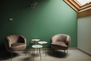 Kahden hengen huone (LUNETTE) | Oleskelualue | 50–tuumainen äly-TV, jossa satelliittikanavat