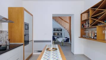 Appartamento familiare (LA DUCHESSA) | Cucina privata | Bollitore elettrico, tavolo da pranzo