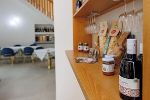 50–tuumainen äly-TV, jossa satelliittikanavat