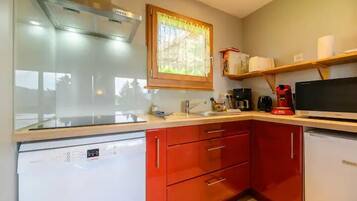 Køleskab, mikrobølgeovn, ovn, kogeplade