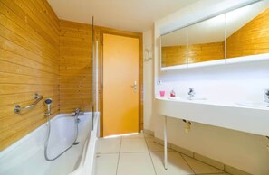 Badewanne, kostenlose Toilettenartikel, Haartrockner