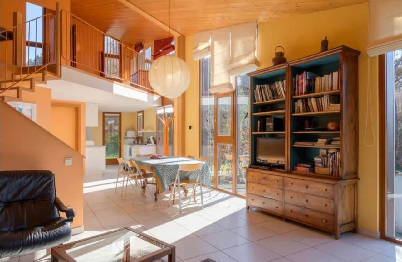 Televisión, chimenea, reproductor de DVD y estéreo 