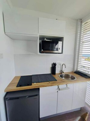 Fridge, microwave, stovetop, coffee/tea maker
