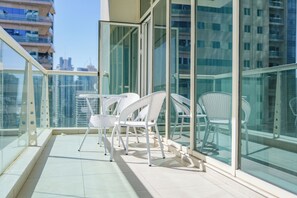 Deluxe Apartment | Balcony - Yogi - Captivating City Retreat In The Heart of JLT (Dubai)
