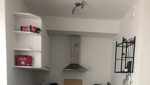 Kaffetrakter/tekoker, kjøleskap, ovn og kokeplater