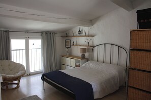 2 bedrooms, WiFi, bed sheets - Les Lavandières, village house in the heart of Cathar country (Paziols)