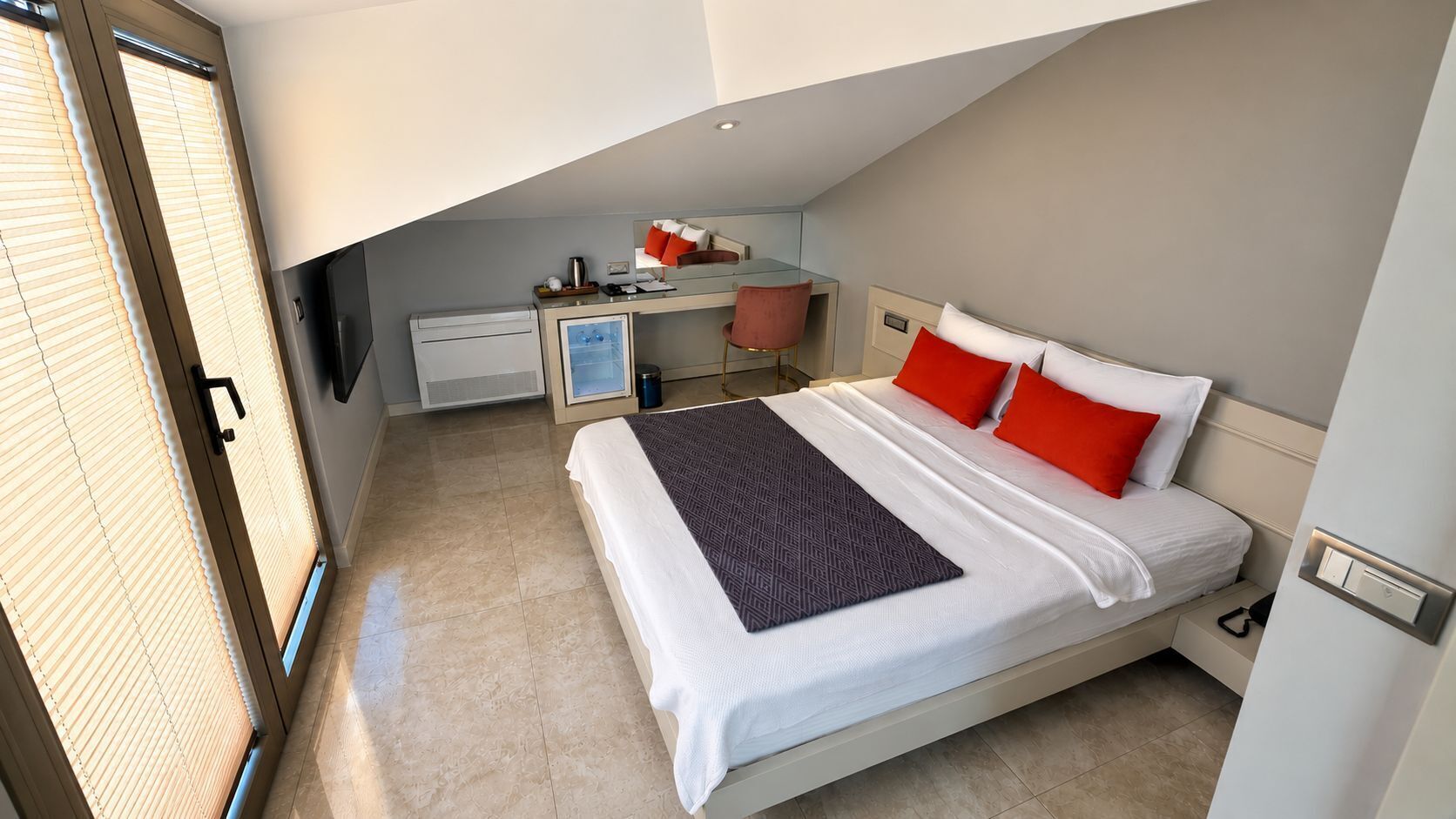 Une chambre à coucher avec un lit, un bureau et une chaise.