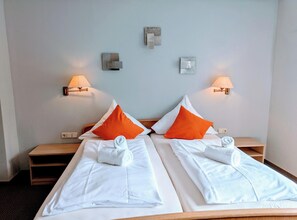 Escritorio y espacio para trabajar con laptop